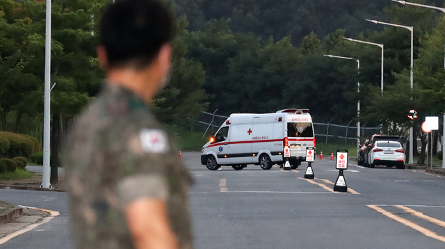 [대전=뉴시스] 강종민 기자 = 해외파병 중 코로나19에 집단감염돼 귀국한 청해부대 제34진 장병들이 20일 밤 대전시 유성구 국군대전병원에 도착하고 있다. 2021.07.20. ppkjm@newsis.com 