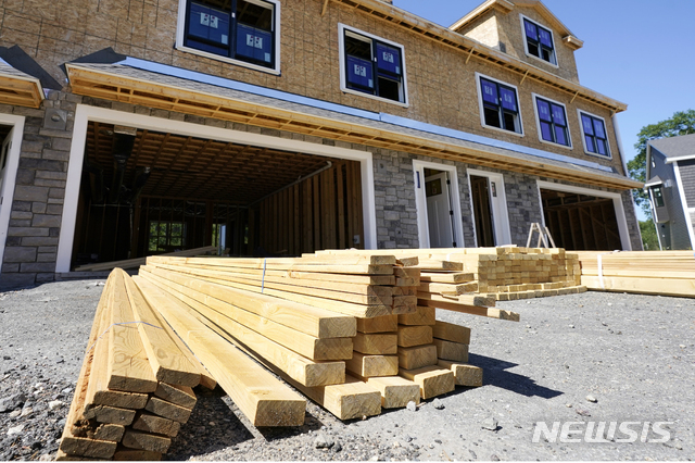 [AP/뉴시스] 6월 미국 매사추세츠주 미들턴 주택건설 현장