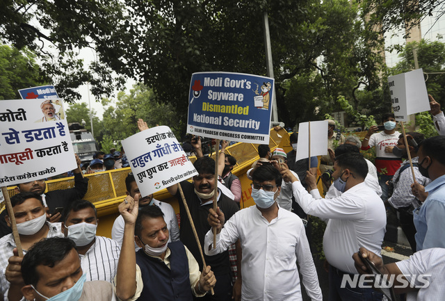[뉴델리= AP/뉴시스] 20일(현지시간) 국회의사당 앞에서 모디정부의 야당 및 언론인 감청에 항의 시위를 벌이고 있는 인도 국회의원들과 지지자들.  