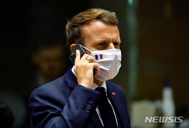 [브뤼셀=AP/뉴시스]지난달 20일(현지시간) 에마뉘엘 마크롱 프랑스 대통령이 벨기에 브뤼셀에서 열린 유럽연합 정상회의에서 전화 통화하고 있다. 2021.07.23.
