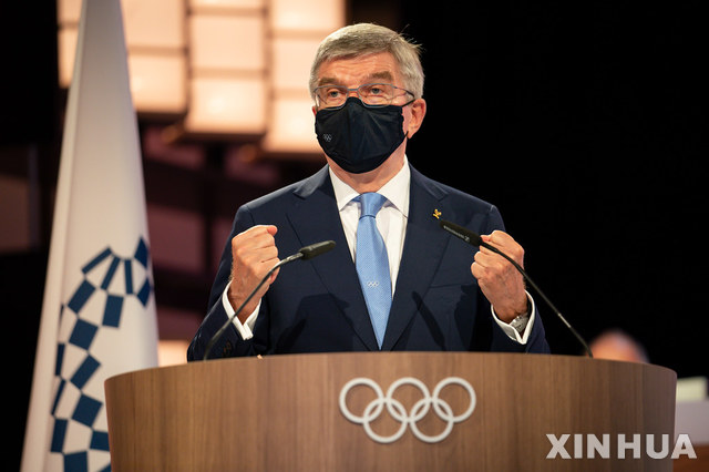 [도쿄=신화/뉴시스] 토마스 바흐 국제올림픽위원회(IOC) 위원장이 지난 20일 일본 도쿄에서 열린 제138차 IOC 총회에 참석해 연설하고 있다. IOC는 이날 열린 총회에서 "더 빨리, 더 높이, 더 강하게"라는 기존의 올림픽 모토에 "함께"를 추가하는 것을 만장일치로 승인했다. 이에 따라 올림픽 모토는 '더 빨리, 더 높이, 더 강하게 - 함께'(faster, higher, stronger - together)로 표기된다. 2021.07.22.