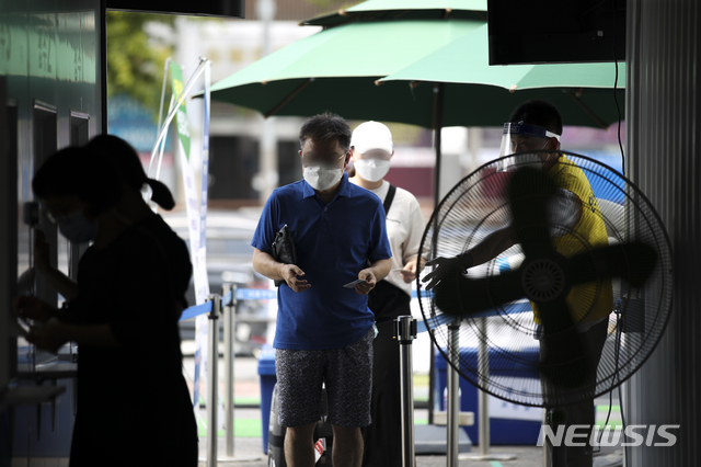 [서울=뉴시스] 정병혁 기자 = 0시 기준 코로나19 신규확진자가 1784명으로 집계된 21일 오전 서울 서초구 고속버스터미널 임서선별검사소를 찾은 시민들이 검사를 받기 위해 줄 서 있다. 2021.07.21. jhope@newsis.com