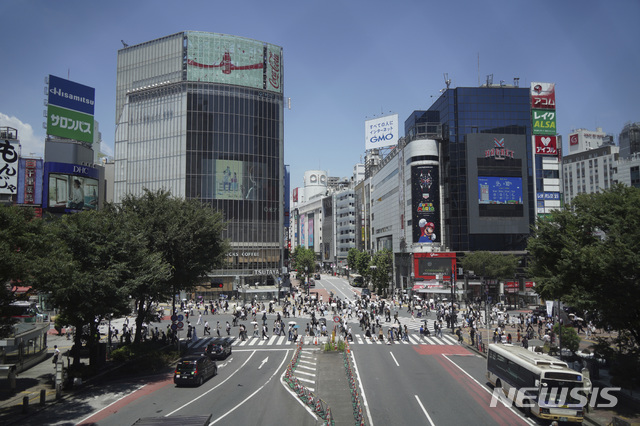 [도쿄=AP/뉴시스]지난 21일 일본 도쿄 시부야 횡단보도를 시민들이 건너고 있따. 2021.07.30.