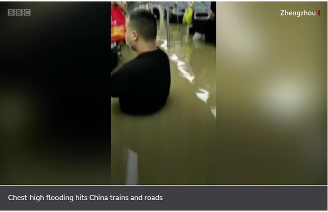 [서울=뉴시스]지난 20일 중국 허난성 장저우의 지하철이 폭우에 침수된 모습. (사진출처:BBC 홈페이지 캡쳐) 2021.07.22.