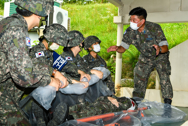 [대구=뉴시스] 김동현 수습기자 = 지난 21일 오전 진행된 재난통제 순회교육. (사진=공군 제11전투비행단 제공) 2021.07.22 photo@newsis.com *재판매 및 DB 금지