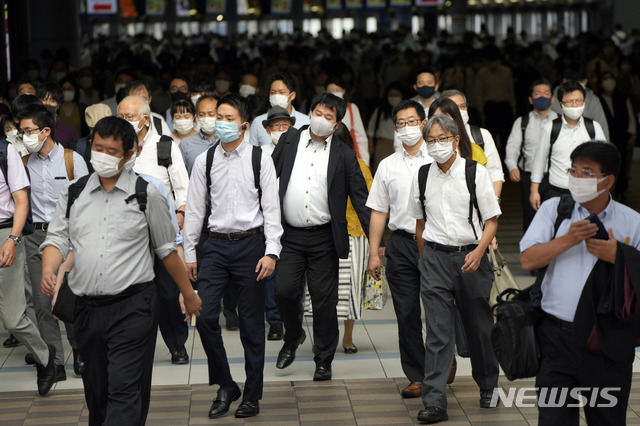 [도쿄=AP/뉴시스]도쿄에서 시민들이 마스크를 쓰고 출근하는 모습. 2021.07.22.