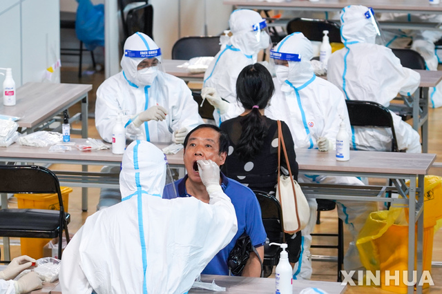 [난징=AP/뉴시스] 코로나19 집단감염이 일어난 장쑤성 성도 난징에서 22일 구러우구 주민을 대상으로 검사를 진행하고 있다. 2021.07.25 