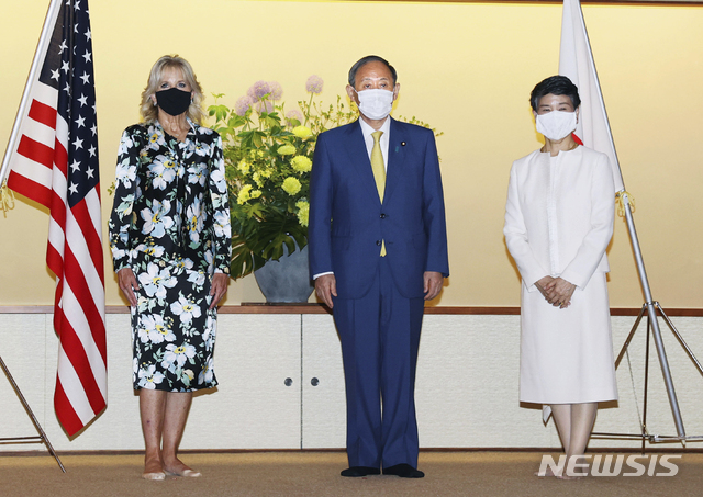 [도쿄=AP/뉴시스]지난 22일 스가 요시히데 일본 총리(가운데)가 도쿄 모토아카사카의 영빈관에서 일본을 방문한 조 바이든 미국 대통령 부인인 질 바이든 여사(왼쪽)와 면담하기 전 사진 촬영을 하고 있다. 스가 총리의 부인인 마리코 여사(오른쪽)가 동석했다. 질 여사는 23일 열리는 도쿄올림픽 개막식 참석을 위해 방일했다. 2021.07.23.