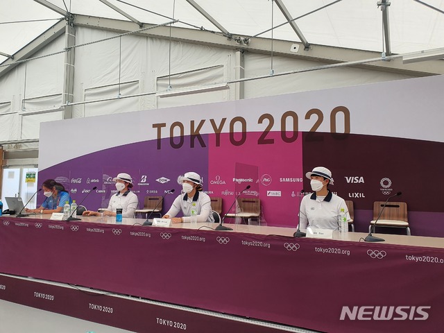 [도쿄=뉴시스]23일 도쿄 유메노시마 양궁장에서 열린 2020 도쿄올림픽 여자 양궁 랭킹 라운드에서 한국 선수들이 1~3위를 휩쓸었다. 랭킹 라운드 이후 공식 기자회견에 참석했다. 오른쪽부터 1위 안산, 2위 장민희, 3위 강채영.