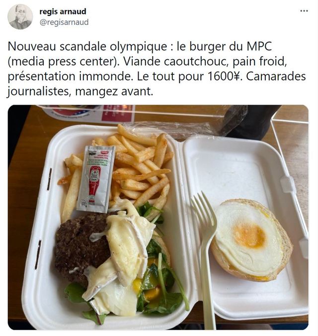 [서울=뉴시스] 프랑스 기자 아르노가 최근 자신의 트위터에 올린 도쿄올림픽 미디어센터 푸드코트 햄버거 메뉴. (사진=아르노 트위터 갈무리) 2021.07.23. *재판매 및 DB 금지