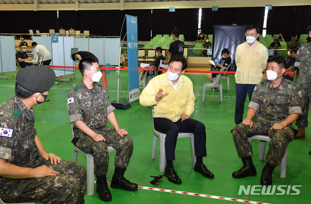 [서울=뉴시스]오세훈 서울시장은 23일 오후 수도방위사령부를 찾아 코로나19 대응을 위해 임시선별검사소, 예방접종센터 등 방역 최일선 현장을 지원하며 큰 역할을 하고 있는 군 장병들에게 감사를 전했다. 2021.07.23 (사진 = 서울시 제공) photo@newsis.com