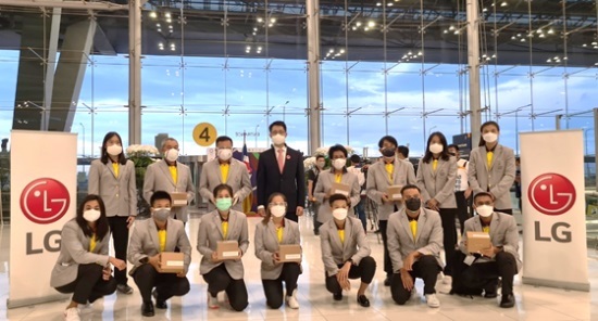 [서울=뉴시스]도쿄올림픽에 출전하는 태국 선수단이 LG전자가 8월부터 글로벌 시장에 출시할 예정인 2세대 전자식 마스크를 쓰고 있다.