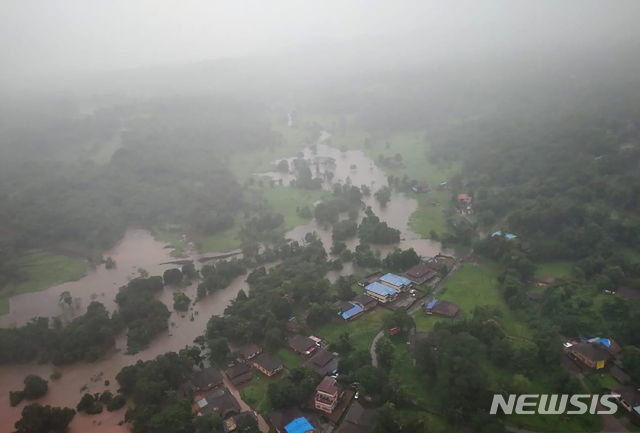 [라트나기리(인도)=AP/뉴시스]인도 서부 마하라슈트라주의 라트나기리 지역이 지난 22일 홍수로 물에 잠겨 있다. 마하라슈트라주에서만 최소 136명의 사망자를 부른 인도 서부의 폭우 피해는 13억 인구의 인도가 기후변화의 최전선에 서 있음을 보여주는 가장 최근의 사례라고 AFP 통신이 25일 보도했다. 2021.7.25