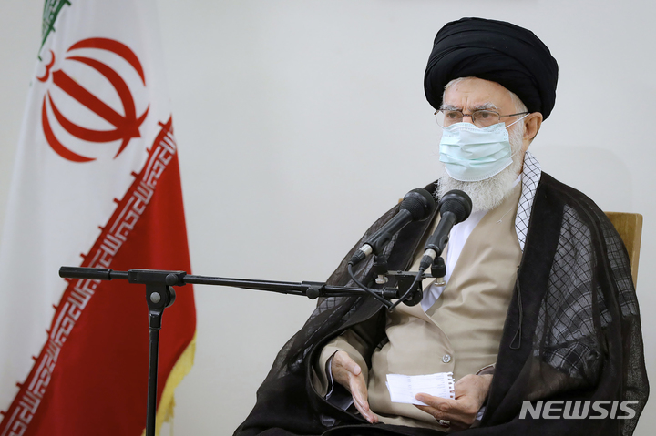 [테헤란(이란)=AP/뉴시스]이란 최고지도자 아야톨라 알리 하메네이. 지난7월23일 이란 테헤란에서 열린 회의에서 연설 중인 모습. 2021.10.01.photo@newsis.com
