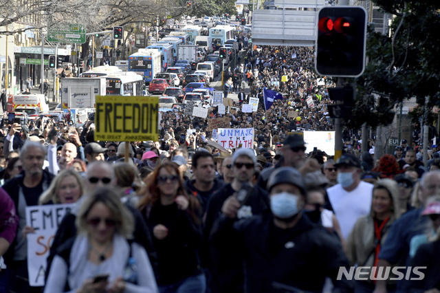 [AP/뉴시스] 24일 호주 시드니에서 장기 록다운 조치에 항의하는 시민들이 행진하고 있다 