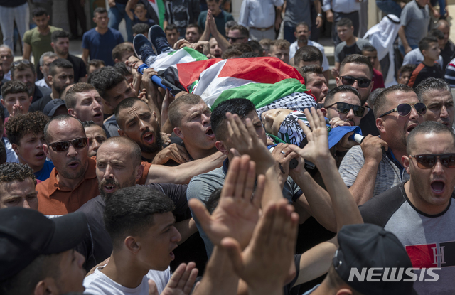 [서안(팔레스타인)=AP/뉴시스]팔레스타인 서안지구 한 마을에서 열린 장례식. 조문객들이 지난 24일 이스라엘군의 총에 맞아 사망한 17세 소년의 시신을 옮기고 있다. 2021.07.30.photo@newsis.com