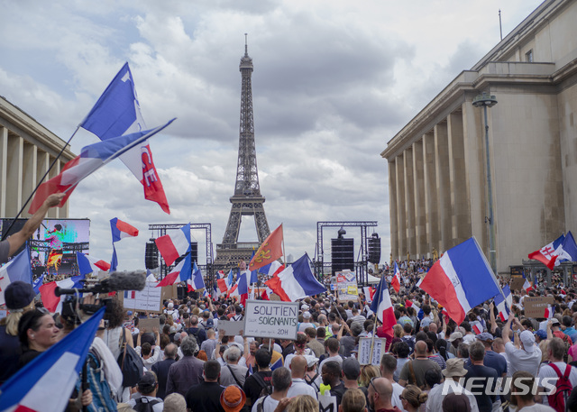 [파리=AP/뉴시스]24일(현지시간) 프랑스 파리에서 '백신 특별 여권'(백신접종증명서) 도입을 반대하는 대규모 시위가 벌어지고 있다. 2021.07.25
