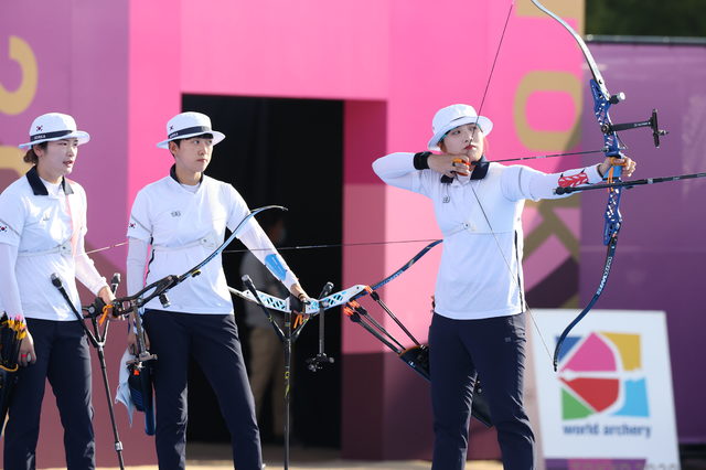 [도쿄(일본)=뉴시스] 최진석 기자 = 대한민국 양궁 대표팀 강채영(왼쪽부터)과 안산, 장민희가 25일 오후 일본 도쿄 유메노시마 양궁장에서 열린 2020 도쿄올림픽 양궁 여자단체 결승전을 치르고 있다. 2021.07.25. myjs@newsis.com 