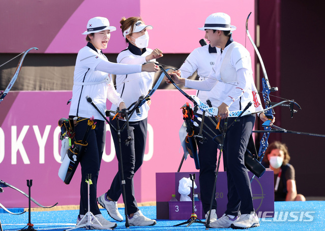 [도쿄(일본)=뉴시스] 최진석 기자 = 대한민국 양궁 대표팀 강채영과 장민희, 안산이 25일 오후 일본 도쿄 유메노시마 양궁장에서 열린 2020 도쿄올림픽 양궁 여자단체 결승전에서 류수정 감독과 파이팅을 외치고 있다. 2021.07.25. myjs@newsis.com