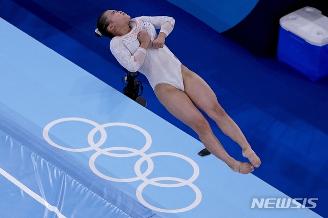 [도쿄=AP/뉴시스] 25일 일본 도쿄에서 열린 2020 도쿄 올림픽 여자 기계체조 대표 여서정이 예선 뜀틀 경기를 치르고 있다. 2021.07.25.