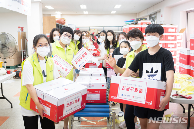 [전주=뉴시스]윤난슬 기자 = JB금융그룹 전북은행 목련회는 대한적십자사 전북지사에서 '2021 재난이재민 긴급 구호 키트' 포장 봉사활동을 했다고 26일 밝혔다.(사진=전북은행 제공) 