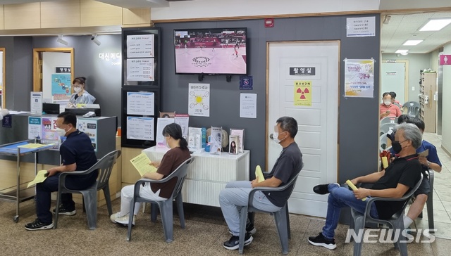 [청주=뉴시스] 지난 26일 충북 청주의 한 병원에서 50대 시민들이 자신의 접종 순서를 기다리고 있다. 2021.07.26. hugahn@newsis.com