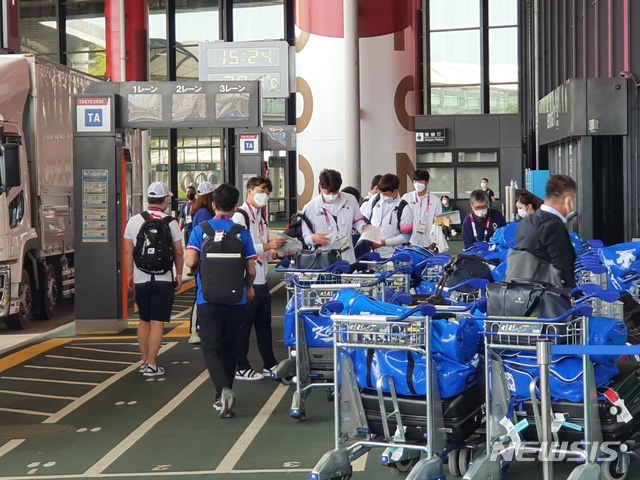 [나리타공항=뉴시스] 일본에 입성한 한국야구대표팀