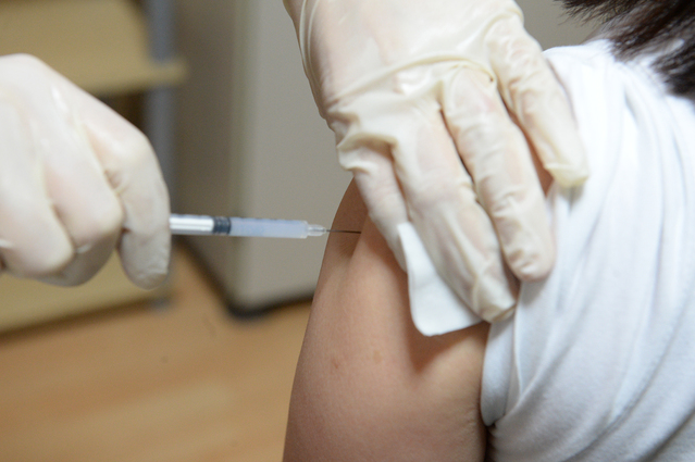 [울산=뉴시스] 배병수 기자 = 55세부터 59세에 대한 모더나 백신 접종이 시작된 지난 26일 오전 울산 남구 HM병원에서 한 시민이 백신 접종을 받고 있다. 2021.07.26. bbs@newsis.com