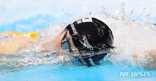 [도쿄(일본)=뉴시스] 최진석 기자 = 황선우가 26일 오전 도쿄 아쿠아틱센터에서 열린 2020 도쿄올림픽 수영 남자 200m 자유형 준결승 2조에서 역영하고 있다. 2021.07.26. myjs@newsis.com