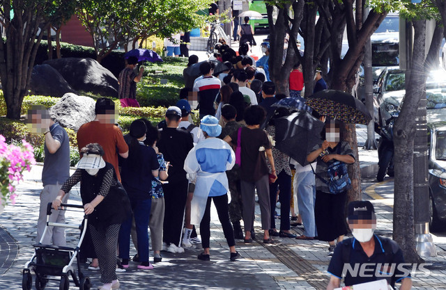 [부산=뉴시스] 하경민 기자 = 부산지역 코로나19 확산세가 심상치 않은 가운데 26일 오전 부산 남구보건소 선별진료소를 찾은 시민들이 진단검사를 받기 위해 길게 줄을 선 채 차례를 기다리고 있다. 이날 해당 보건소 주변으로 검사 대기 줄이 100m 가량 이어졌다. 2021.07.26. yulnetphoto@newsis.com