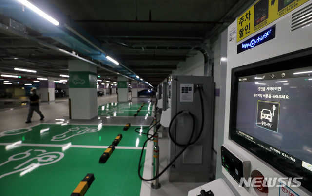 [서울=뉴시스] 고범준 기자 = 서울 강남구 삼성동 무역센터에 국내 최대 규모의 전기차 급속충전소가 운영을 시작했다. 국내 단일 장소에서 전기차 20대가 동시에 급속 충전을 할 수 있는 곳은 무역센터가 처음이다. 급속충전소는 24시간 운영된다. 사진은 26일 오후 서울 강남구 코엑스 지하 3층 라이브전용 주차장의 전기차 급속충전소 모습. 2021.07.26. bjko@newsis.com