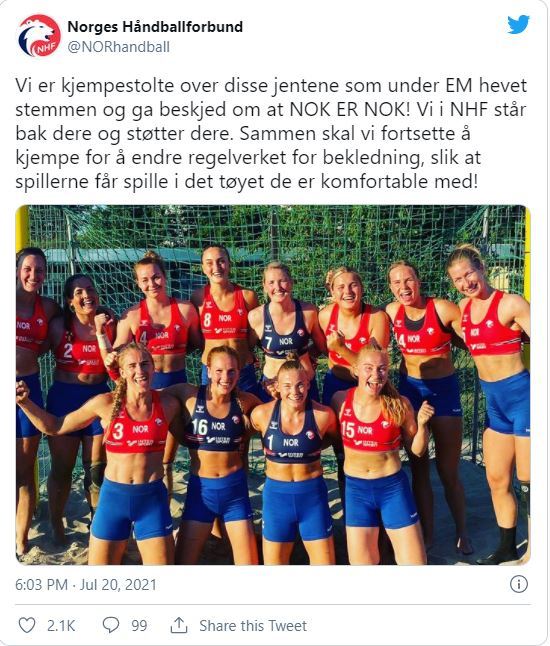 [서울=뉴시스]미 팝 가수 핑크가 비키니 하의 착용을 거부, 대신 반바지를 입은 노르웨이 여자 비치핸드볼팀에 부과된 벌금을 대신 납부하겠다고 제안했다. 노르웨이 여자 비치핸드볼팀은 지난주 불가리아에서 열린 유럽 비치핸드볼 선수권대회에서 비키니 대신 반바지를 입고 시합에 나서 유럽핸드볼연맹으로부터 "부적절한 의복과 의류 규정 위반"으로 1500유로(약 204만원)의 벌금을 부과받았다. 반바지 차림의 노르웨이 여자 비치핸드볼팀. <사진 : 트위터> 2021.7.27