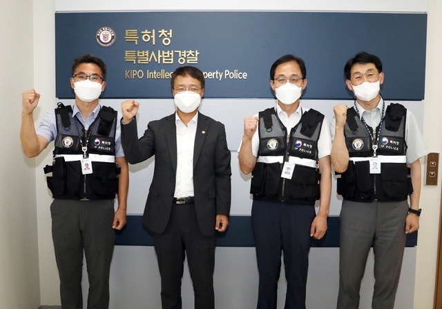 [대전=뉴시스] 김용래 특허청장(왼쪽서 두번째)이 정부대전청사에서 특허청 기술경찰 수사인력들과 기념촬영을 하고 있다. *재판매 및 DB 금지
