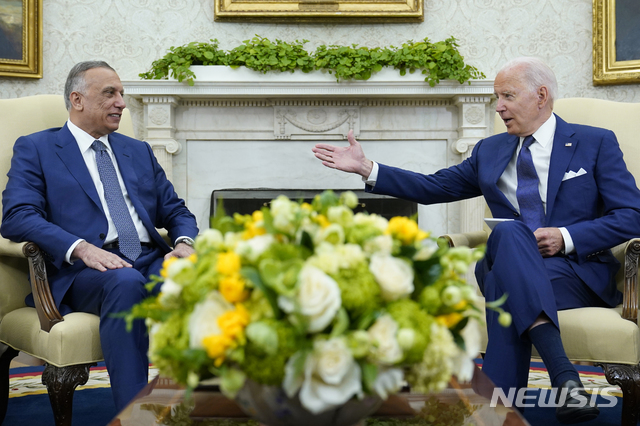 [워싱턴 = AP/뉴시스] 조 바이든 미국대통령과 이라크 총리가 26일(현지시간) 의 백악관의 대통령 집무실에서 회담을 하고 있다.  