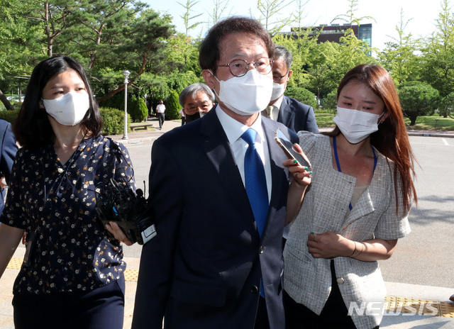 [과천=뉴시스] 정병혁 기자 = '해직교사 부당 특별채용 논란'에 연루된 조희연 서울시교육감이 피의자 신분으로 조사받기 위해 지난 7월27일 오전 경기 과천시 정부과천청사 고위공직자범죄수사처(공수처)로 출두하고 있다. 2021.07.27. jhope@newsis.com