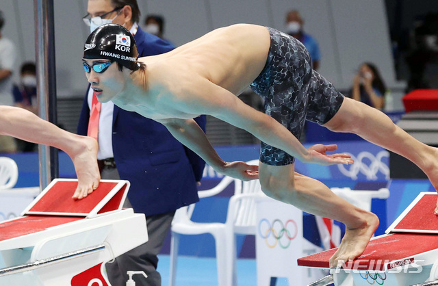 [도쿄(일본)=뉴시스] 최진석 기자 = 황선우가 27일 오전 도쿄 아쿠아틱스 센터에서 열린 2020 도쿄올림픽 수영 남자 200m 자유형 결승에 출전해 출발하고 있다. 2021.07.27. myjs@newsis.com