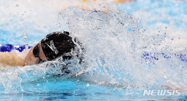 [도쿄(일본)=뉴시스] 최진석 기자 = 황선우가 27일 오전 도쿄 아쿠아틱스 센터에서 열린 2020 도쿄올림픽 수영 남자 200m 자유형 결승에 출전해 역영하고 있다. 2021.07.27. myjs@newsis.com