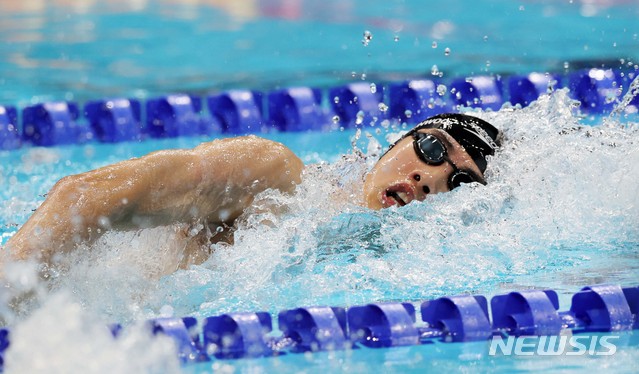 [도쿄(일본)=뉴시스] 최진석 기자 = 황선우가 27일 오전 도쿄 아쿠아틱스 센터에서 열린 2020 도쿄올림픽 수영 남자 200m 자유형 결승에 출전해 역영하고 있다. 2021.07.27. myjs@newsis.com