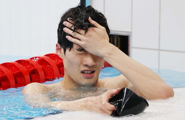 [도쿄(일본)=뉴시스] 최진석 기자 = 황선우가 27일 오전 도쿄 아쿠아틱스 센터에서 열린 2020 도쿄올림픽 수영 남자 200m 자유형 결승에 출전해 7위를 차지한 뒤 아쉬워하고 있다. 2021.07.27. myjs@newsis.com