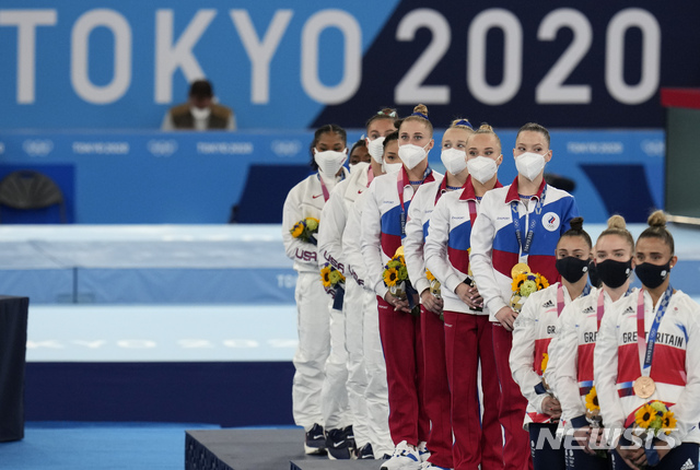 [도쿄=AP/뉴시스] 도쿄올림픽 여자 기계체조 단체전 경기 후 2위 미국팀(왼쪽부터) 1위 러시아팀 및 3위 영국팀이 시상대에 나란히 서 있다
