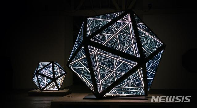 [서울=뉴시스]앤서니 제임스, 80 Icosahedron, 2019, Stainless Steel, Specialised Glass, LED Lights, 203.2x203.2x203.2 Cm, © Anthony JAMES