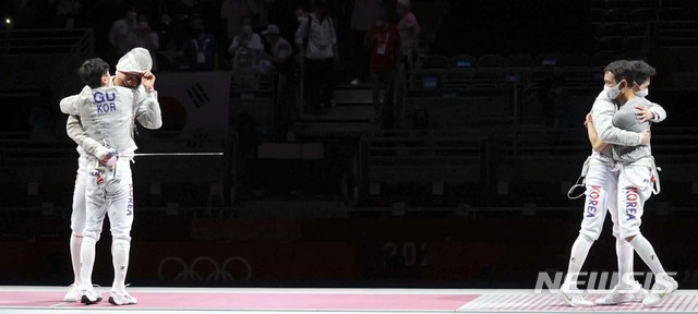 [지바(일본)=뉴시스] 최진석 기자 = 대한민국 펜싱 대표팀 오상욱, 구본길, 김준호, 김정환이 28일 오후 일본 지바 마쿠하리 메세 B홀에서 열린 도쿄올림픽 펜싱 남자 사브르 단체 결승전 이탈리아와의 경기에서 승리를 거두며 금메달을 차지한 뒤 기뻐하고 있다. 2021.07.28. myjs@newsis.com