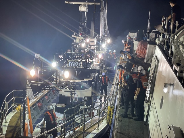 보령해경이 야간 영업 낚시 어선을 검문검색하고 있다.(사진=보령해양경찰서 제공) *재판매 및 DB 금지
