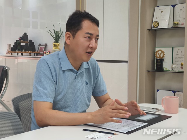  [경기=뉴시스]김용한 이루다 대표가 29일 오전 경기 수원시 본사에서 뉴시스 취재진과 인터뷰를 하고 있다.