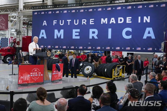 [매컨지=AP/뉴시스] 조 바이든 미국 대통령은 28일( 현지시간) 미 펜실베이니아주 매컨지에 있는 대형 트럭공장 맥(Mack) 트럭의 생산 설비를 둘러본 후 연설하고 있다. 2021.07.29.