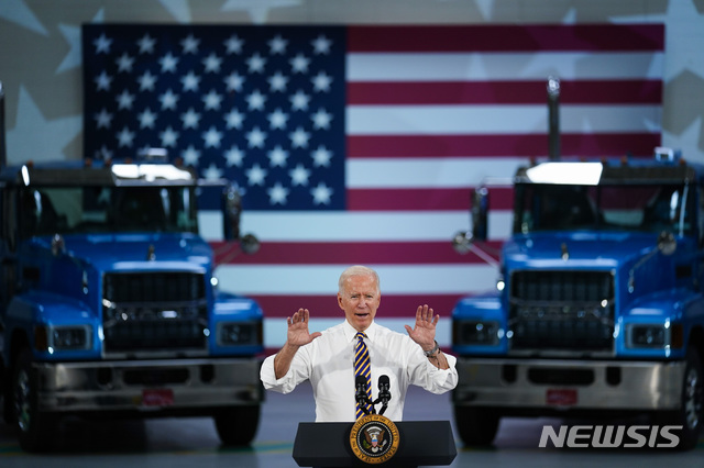 [매컨지( 미 펜실베이니아주)= AP/뉴시스]펜실베이니아주 맥트럭 대형전기트럭 공장에서 28일(현지시간) 연설하는 바이든대통령.  
