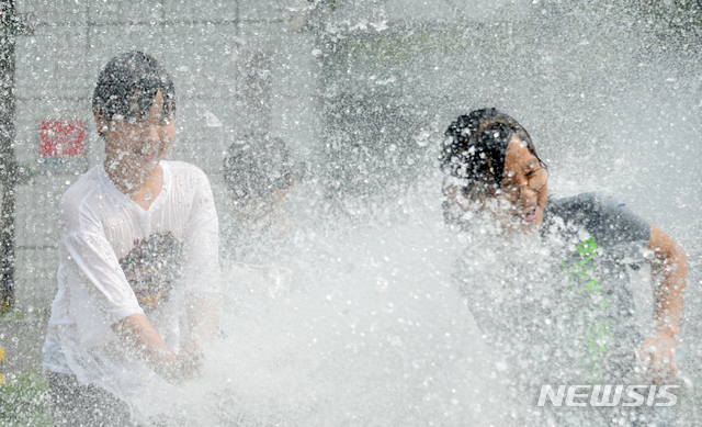 [전주=뉴시스] 김얼 기자 = 전국적으로 폭염이 연일 이어지고 있는 지난 29일 전북 전주시 오거리문화광장 분수대에서 어린이들이 물놀이를 하며 즐거워하고 있다. 2021.07.29. pmkeul@newsis.com