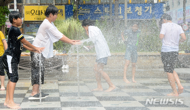 [전주=뉴시스] 김얼 기자 = 전북 전주시 오거리문화광장 분수대에서 어린이들이 물놀이를 하며 즐거워하고 있다. 2021.07.29. pmkeul@newsis.com