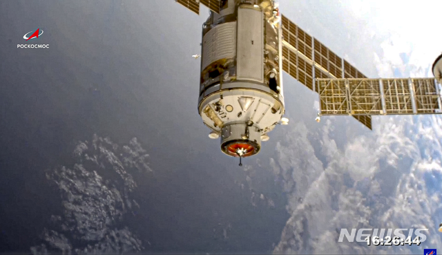 [AP/뉴시스] 29일(현지시간) 러시아 우주 모듈 나우카(Nauka)가 국제우주정거장(ISS)에서 도킹 준비를 하고 있다. (사진=로스코스모스 제공) 2021.07.30.