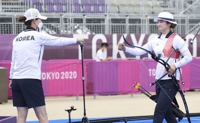 [도쿄(일본)=뉴시스] 최진석 기자 = 대한민국 양궁 대표팀 강채영이 30일 오전 일본 도쿄 유메노시마 양궁장에서 열린 2020 도쿄올림픽 양궁 여자 개인 16강 터키 아나괴즈와의 경기에서 승리를 거둔 뒤 기뻐하고 있다. 2021.07.30. myjs@newsis.com